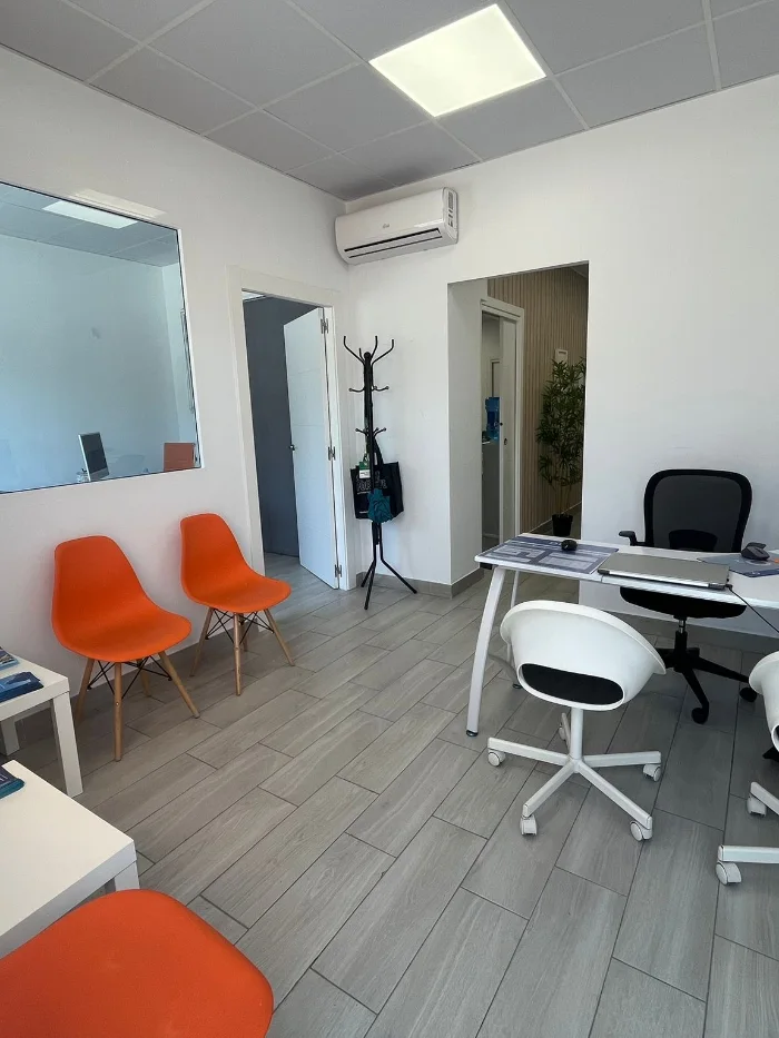 Sala de espera de Ayram Energías con sillas naranjas