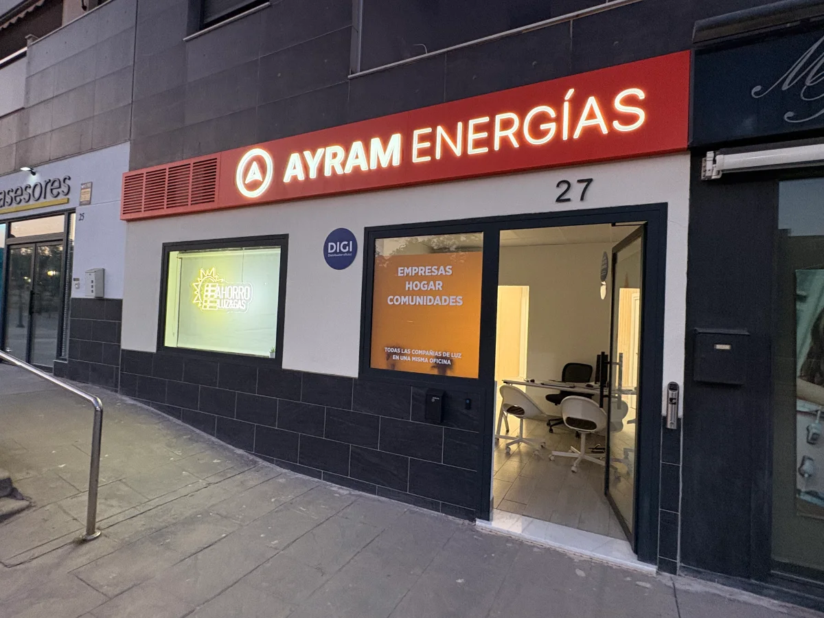 Fachada de la oficina de Ayram Energías en la calle Acuario 27 de Almería